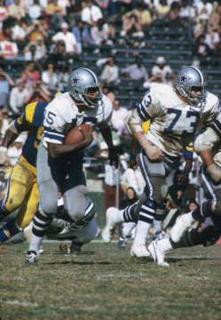 Calvin Hill (#35), the first Dallas Cowboy running back to gain 1000 yards on the ground gets behind the blocking a All-Pro Offensive Tackle Ralph Neely (#73).