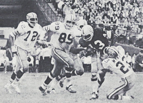 A big day against the Saints in 1971. 113 yards rushing plus another 56 receiving with a 36-yard touchdown catch from Billy Kilmer. At the end of the day it was a 24-14 win for Washington over New Orleans. Also pictured for the Saints are #72 - Joe Owens, #89 - Dave Long and #23 - Doug Wyatt.