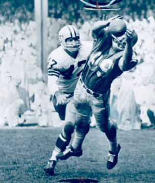Gail Cogdill Makes a Diving Catch Against the Packers