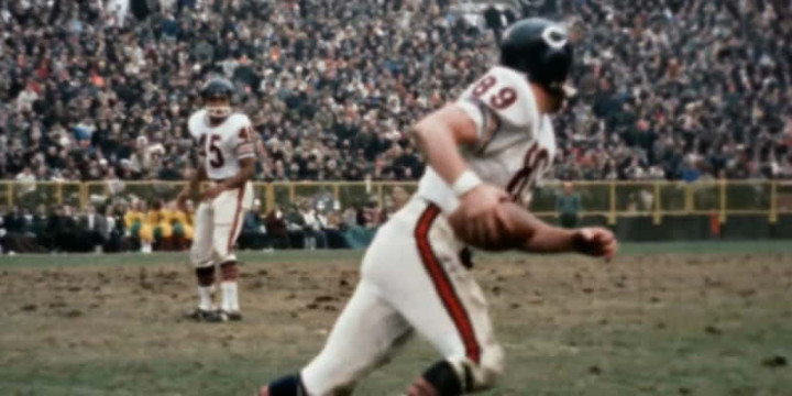 The Bears Mike Ditka heads into open field after he catches a pass