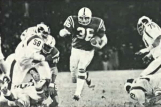 The 1971 Pro Bowler dashes through a hole in the Rams defense. Ram defenders: #58 - Isiah Robertson, #75 - Deacon Jones & #19 - Jim Nettles.