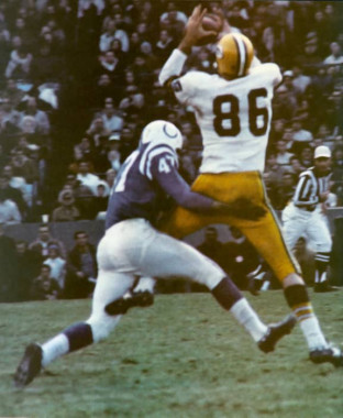 Boyd Dowler catches a pass against Charlie Stukes of the Colts
