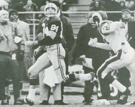 Packers receiver Carroll Dale gets behind Rams defender Clancy Williams (#24).