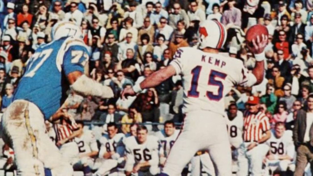 Big Ernie Ladd (#77) puts some heat on Buffalo Bills Quarterback Jack Kemp.