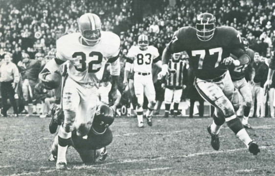 Jim Brown carries against the Giants as Jimmy Patton and Dick Modzelewski try to bring him down.