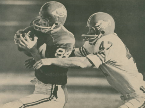 Chiefs Tight End Fred Arbanas makes a catch against John McGeever of the Broncos