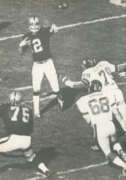 Raiders QB Ken Stabler passes over 2 New York Giant lineman in 1973