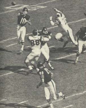 Rudy Bukich passing to Mike Ditka as Deacon Jones Rushes In
