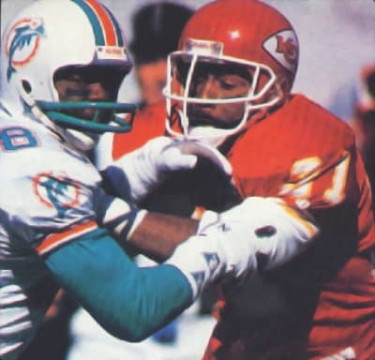 Dolphins reciever Mark Duper (#85) battles veteran defender Kevin Ross (#31) of the Chiefs
