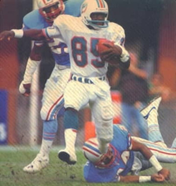 Mark Duper makes a catch vs the Oilers