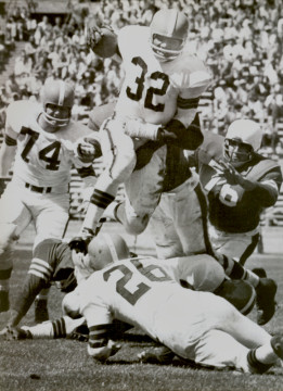 Rookie Jim Brown from Syracuse carries against the San Francisco 49ers defense in 1957. Brown would led the NFL in rushing 8 of the next 9 seasons. Pictured above with Brown are fellow teammates tackle Mike McCormack (#74) & flanker Ray Renfro (#26). We think 49er #76 is defensive tackle John Gonzaga.  