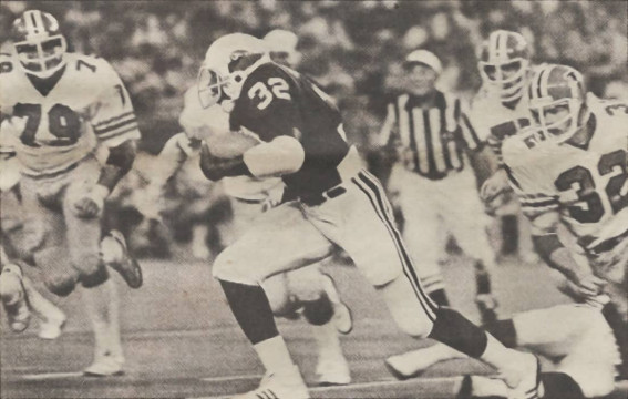 The 1st-round draft pick of the St. Louis Cardinals out of the University of Miami OJ Anderson gained Offensive Rookie of the Year honors when he broke Earl Campbells rookie-rushing record with 1605 yards.
Here he carries against the Falcons defense as Jeff Yeates (#79) & Ray Easterling (#32) close in.