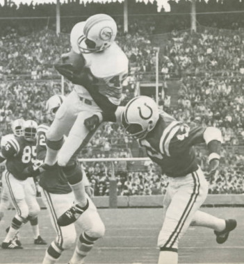 Paul Warfield, Dolphins makes a catch against the Colts