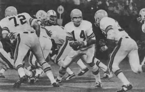 Bengals quarterback Ken Anderson set to handoff against the Green Bay Packers