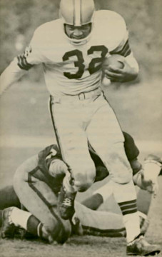Browns great Jim Brown gets past Giants Hall of Fame linebacker Sam Huff.