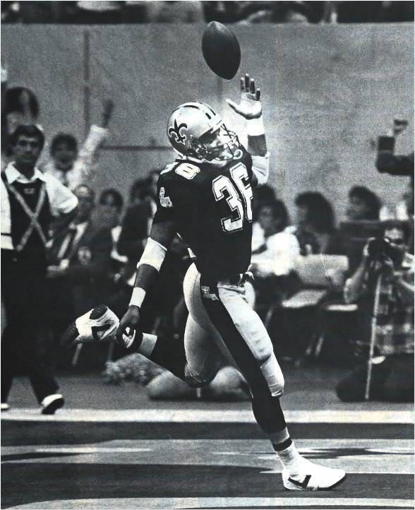 Reuben Mayes crosses the goal-line after a 27-yard touchdown run against the 49ers in 1986.