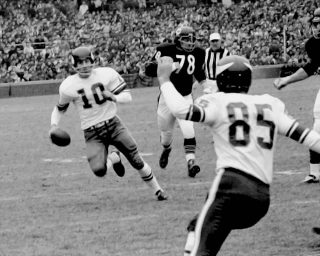 Fran Tarkington eludes Stan Jones | Bears vs Vikings