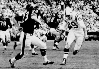 Johnny Unitas blocking Dave Whitsell - 1964 NFL Colts vs Bears