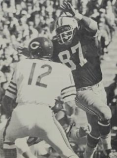 The Packers Willie Davis about to wrap up quarterback Larry Rakestraw of the Bears