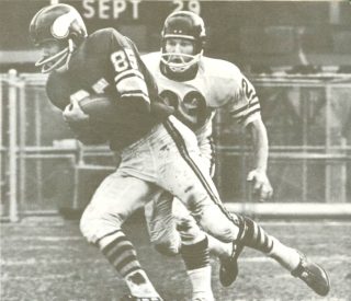 Vikings receiver Paul Flately makes a catch against Dave Whitsell of the Bears in 1963.