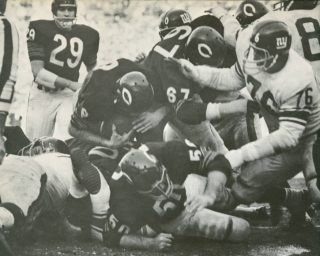 Bears QB Billy Wade scores on a 1-yard dive against the Giants defense in the 1963 NFL Championship game.