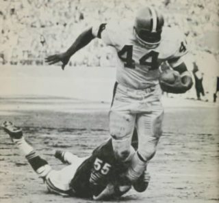 Bears linebacker tries to trip-up Brown's runner Leroy Kelly.