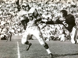 Rams receiver Tom Fears makes a catch against George McAfee of the Bears