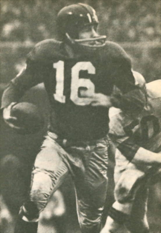 New York Giants' flanker back Frank Gifford (16) snares a pass during game  against the Pittsburgh Steelers at Yankee Stadium, Dec. 15, 1963. (AP Photo  Stock Photo - Alamy