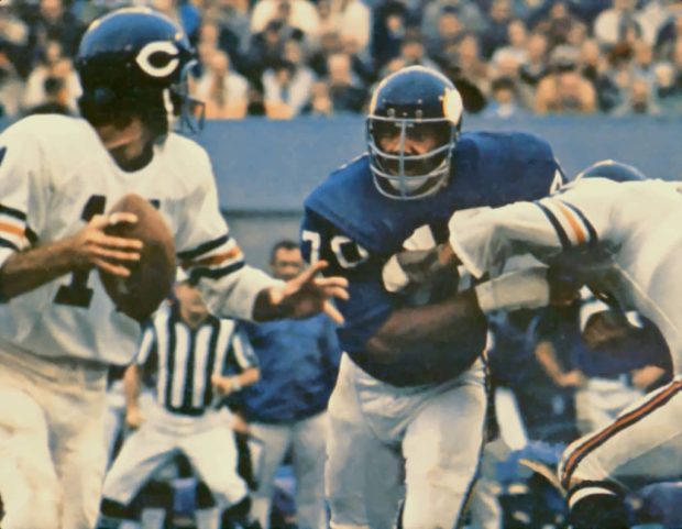 Jim Marshall rushing Jack Concannon of the Bears