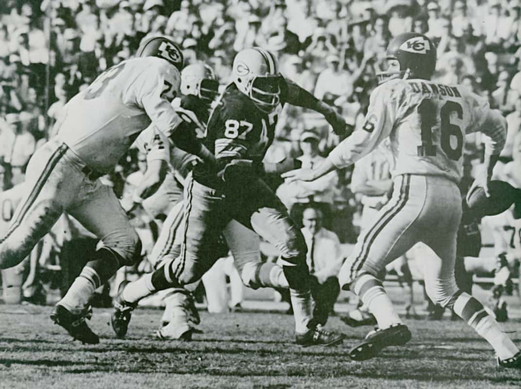 Willie Davis rushing Len Dawson in Super Bowl I