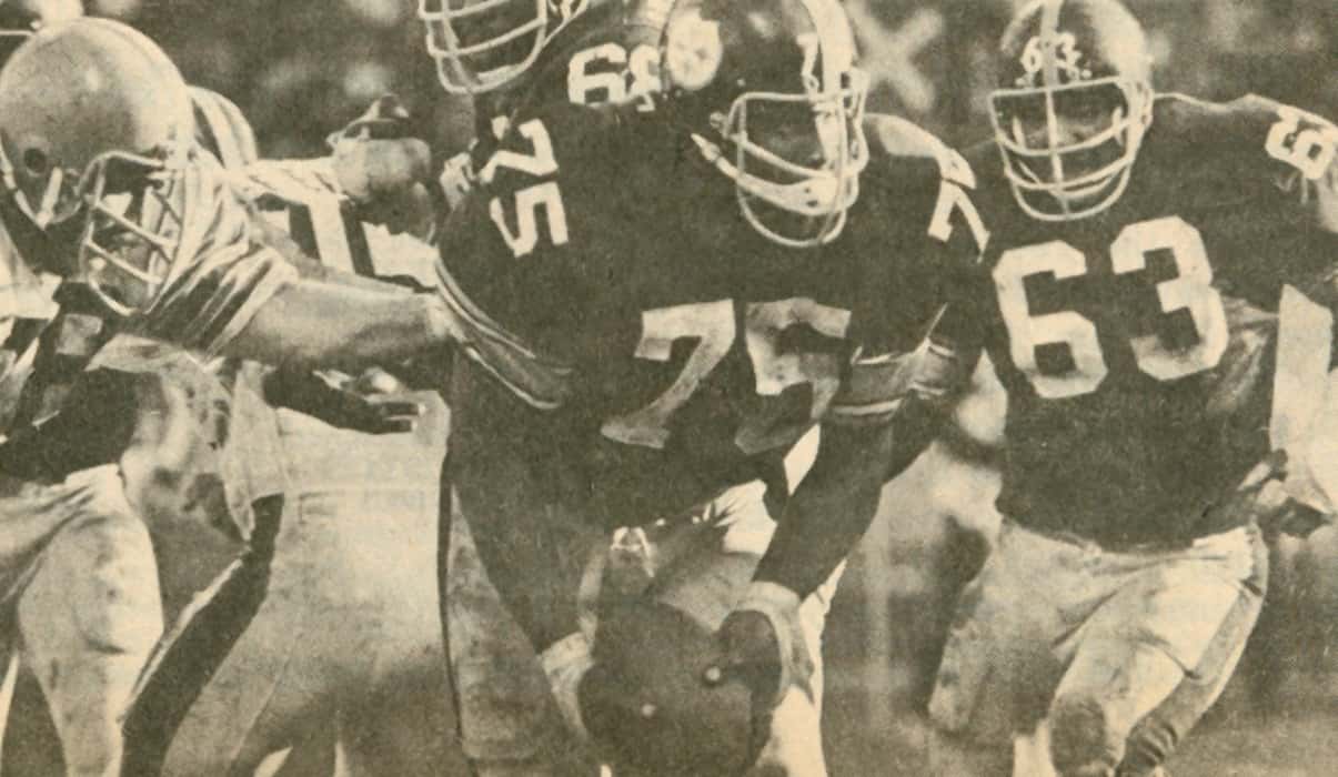 Steelers Joe Greene looks for someone to lateral a fumble too.