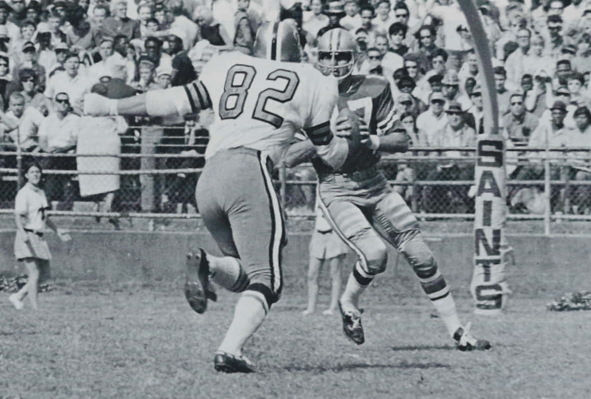 Black and white photo capturing Don Meredith under pressure from Johnny Brewer in a 1968 NFL game.