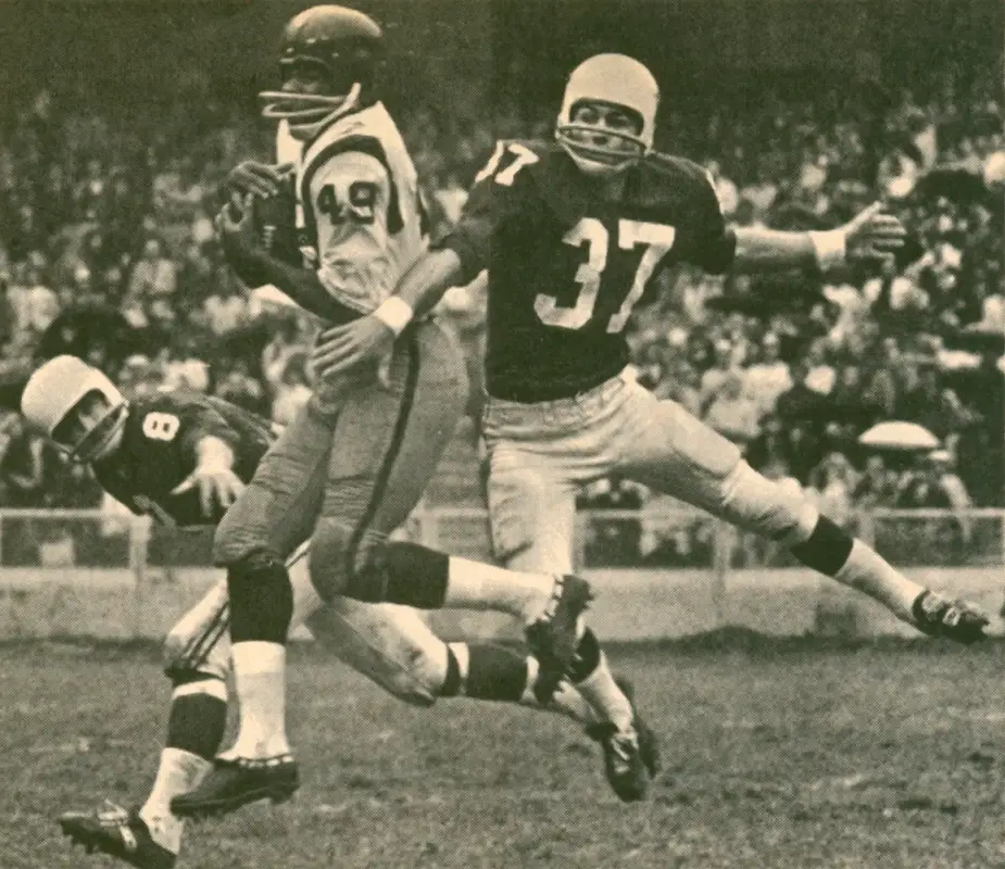 Old photo of Bobby Mitchell making a catch against Larry Wilson and Pat Fischer of the St Louis Cardinals.