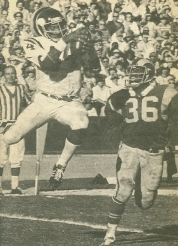 Old picture of Chuck Foreman making a catch against the LA Rams in 1974.