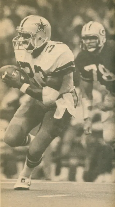 Tony Dorsett carries against the Green Bay Packers