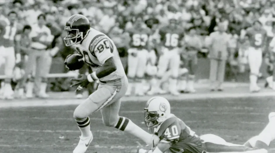 Kellen Winslow makes a catch against the Dolphins during the 1981 AFC playoffs.