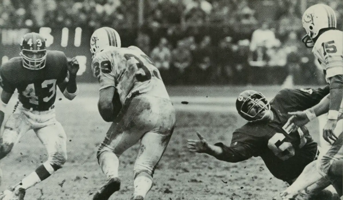 Larry Csonka carries against the Giants Spider Lockhart and Ron Hornsby in 1972