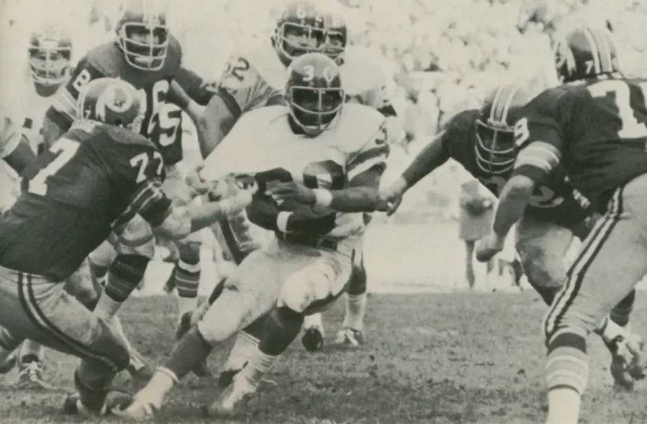 Giants runner Ron Johnson carries against the Redskins defense in 1973.