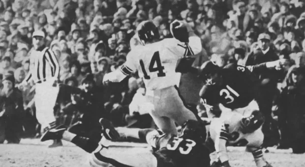 Black and white image of YA Tittle being sacked by Larry Morris in the 1963 NFL Title game.