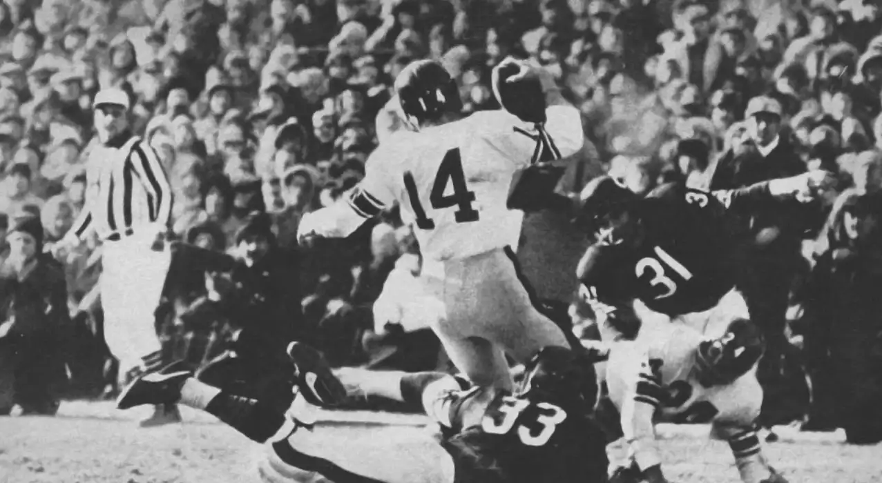 YA Tittle is sacked by Larry Morris in the 1963 NFL Championship Game
