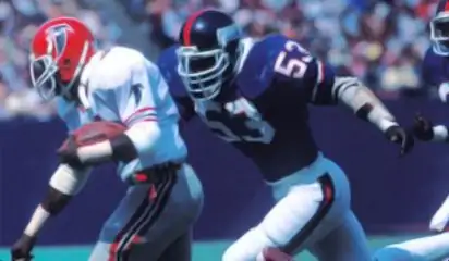 Harry Carson runs down a Falcon
