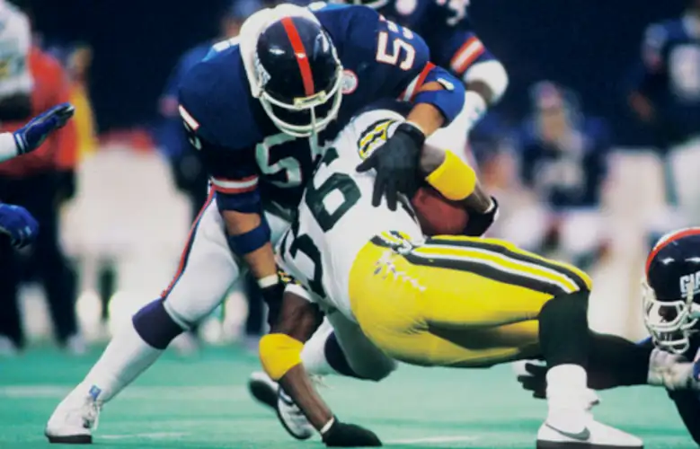 Harry Carson stops a Packer runner