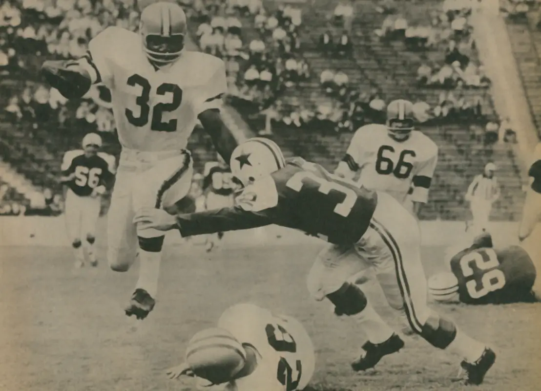Jim Brown carries against the Dallas Cowboys Defense in 1960