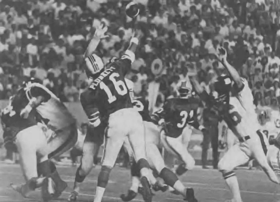 Jim Plunkett passes over Giants defense in 1973