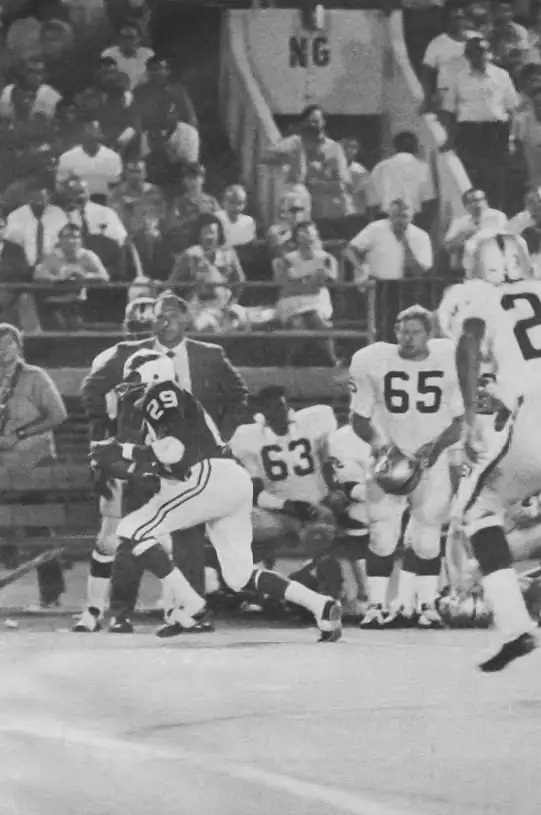 Eagles Receiver Harold Jackson vs the Raiders, Early 1970s NFL