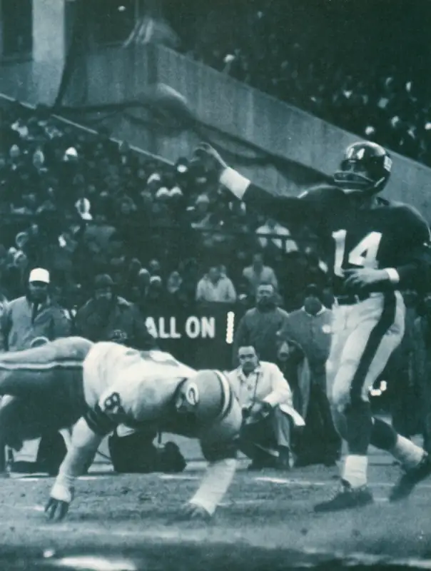 This Green Bay Packers defender won't get to Giants quarterback YA Tittle. In his 17-year NFL career Tittle passed for 248 touchdowns, 2427 completions and 33,070 yards.