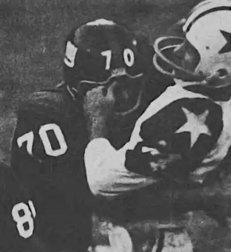 Sam Huff wraps up a Cowboy