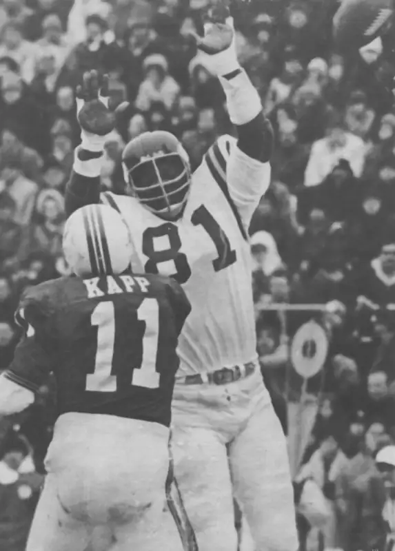 Carl Eller Breaks Up Joe Kapp Pass - 1970 NFL