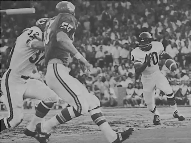 Gale Sayers carries against EJ Holub and the Kansas City - 1967 Preseason