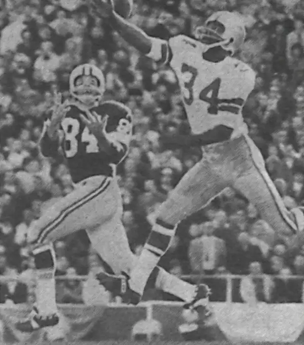 Carroll Dale Scores against Cornell Green - 1967 Packers Cowboys NFL Title Game
